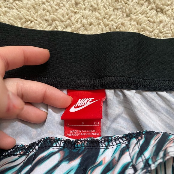 Nike Booty shorts - Picture 2 of 3